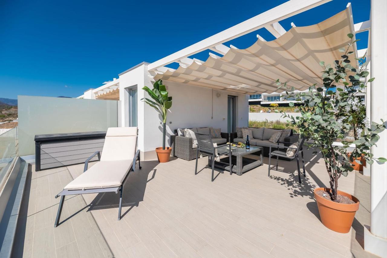 Unique 3-Bdrm Townhouse, Stunning View, Pool & Bbq Lejlighed Estepona Eksteriør billede